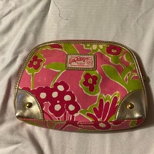 Lilly Pulitzer canvas makeup bag. Inside zipped pockets. Zip closure